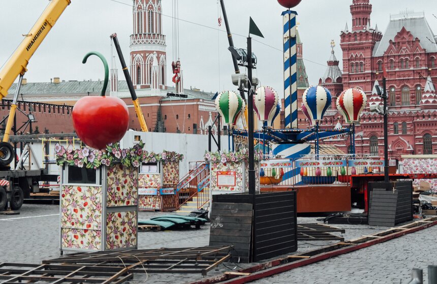 ГУМ-Каток и объекты ярмарки монтируют на Красной площади 3 фото