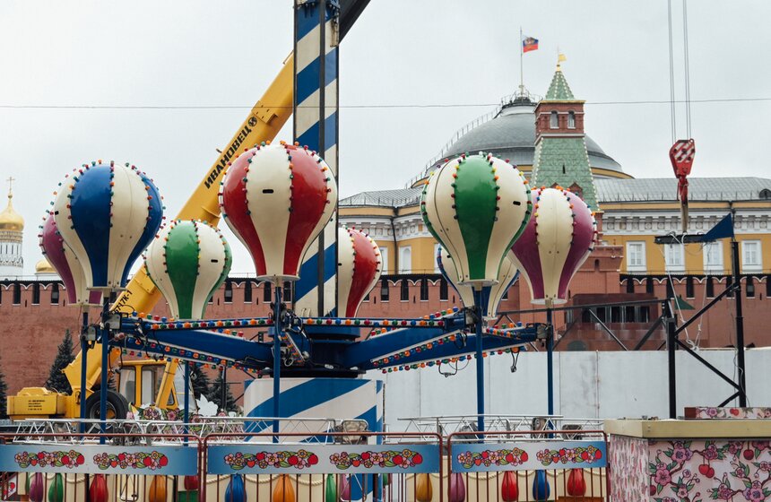 ГУМ-Каток и объекты ярмарки монтируют на Красной площади 7 фото