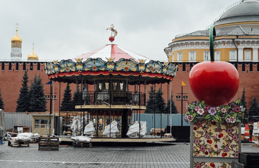 ГУМ-Каток и объекты ярмарки монтируют на Красной площади 8 фото
