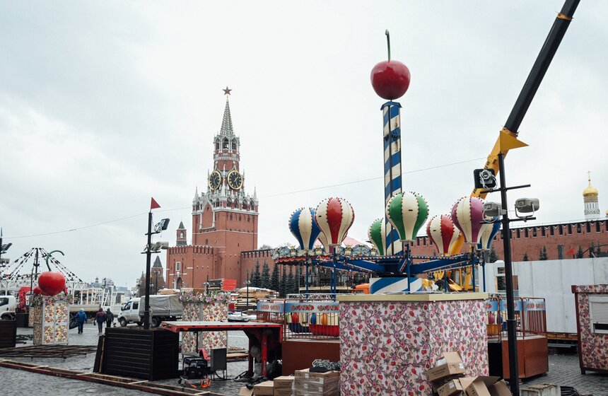 ГУМ-Каток и объекты ярмарки монтируют на Красной площади 9 фото