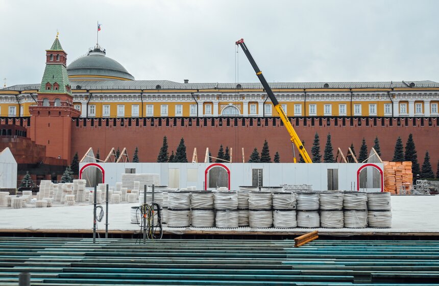 ГУМ-Каток и объекты ярмарки монтируют на Красной площади 2 фото