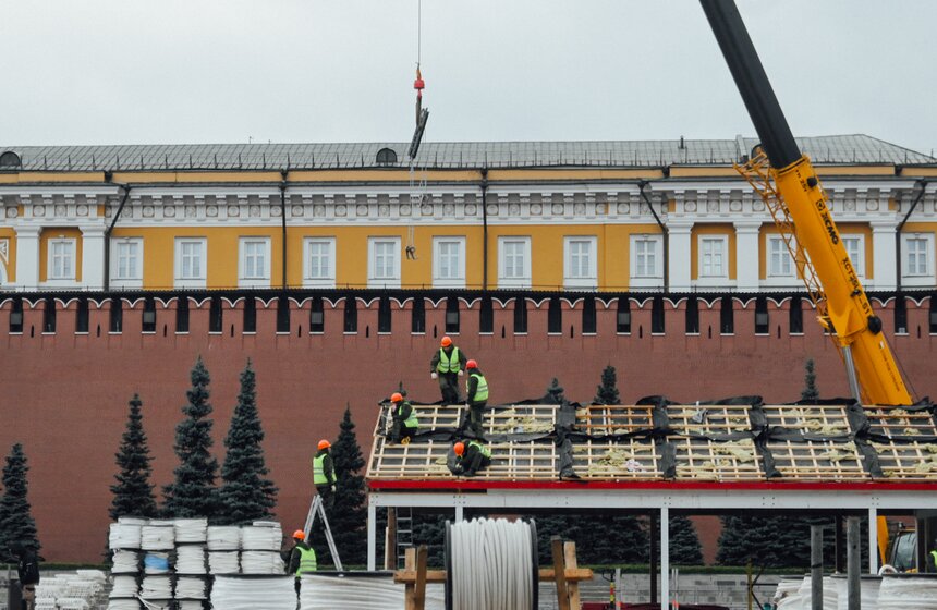ГУМ-Каток и объекты ярмарки монтируют на Красной площади 16 фото