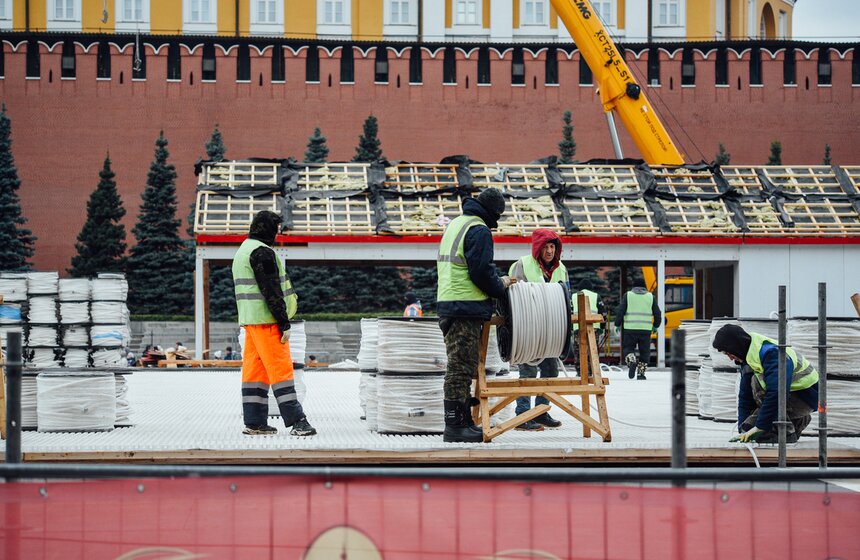 ГУМ-Каток и объекты ярмарки монтируют на Красной площади 14 фото