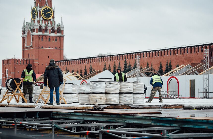 ГУМ-Каток и объекты ярмарки монтируют на Красной площади 15 фото
