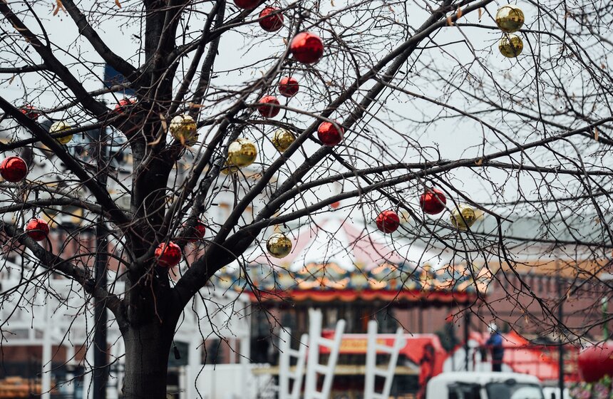 ГУМ-Каток и объекты ярмарки монтируют на Красной площади 1 фото