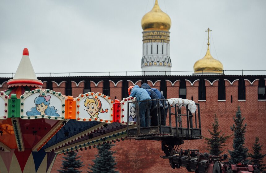 ГУМ-Каток и объекты ярмарки монтируют на Красной площади 13 фото