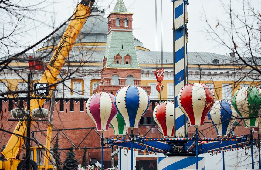 ГУМ-Каток и объекты ярмарки монтируют на Красной площади 11 фото