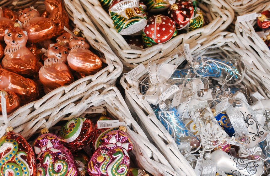 Новогодние декорации установили на центральной аллее ГУМа 21 фото