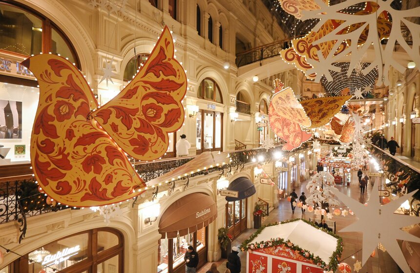 Новогодние декорации установили на центральной аллее ГУМа 11 фото