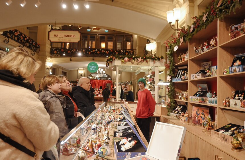 Новогодние декорации установили на центральной аллее ГУМа 23 фото