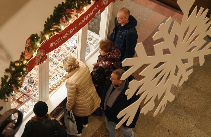 Новогодние декорации установили на центральной аллее ГУМа 9 фото