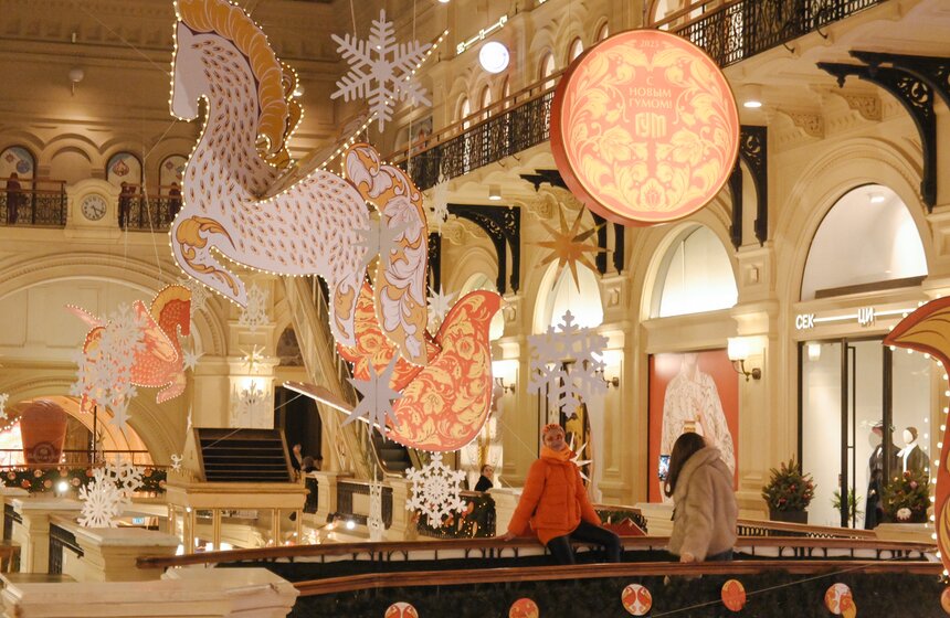 Новогодние декорации установили на центральной аллее ГУМа 8 фото