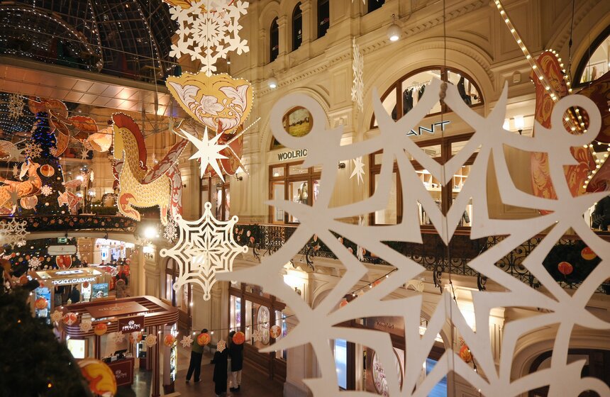 Новогодние декорации установили на центральной аллее ГУМа 4 фото