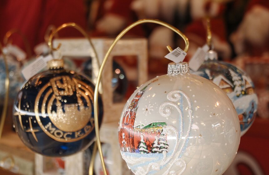 Новогодние декорации установили на центральной аллее ГУМа 17 фото