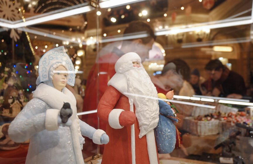 Новогодние декорации установили на центральной аллее ГУМа 20 фото