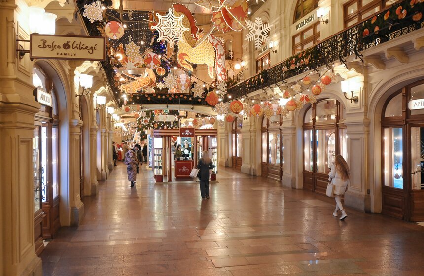 Новогодние декорации установили на центральной аллее ГУМа 2 фото