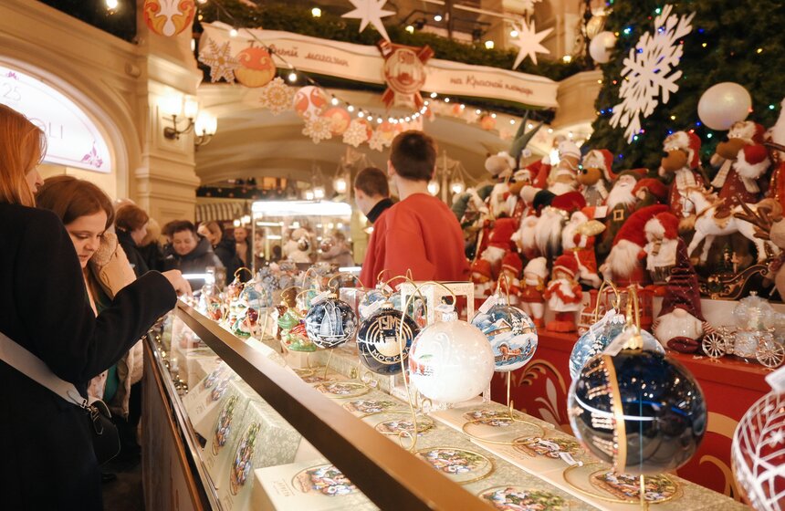 Новогодние декорации установили на центральной аллее ГУМа 19 фото