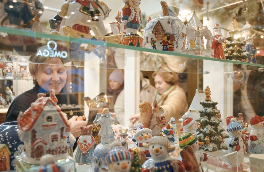 Новогодние декорации установили на центральной аллее ГУМа 14 фото