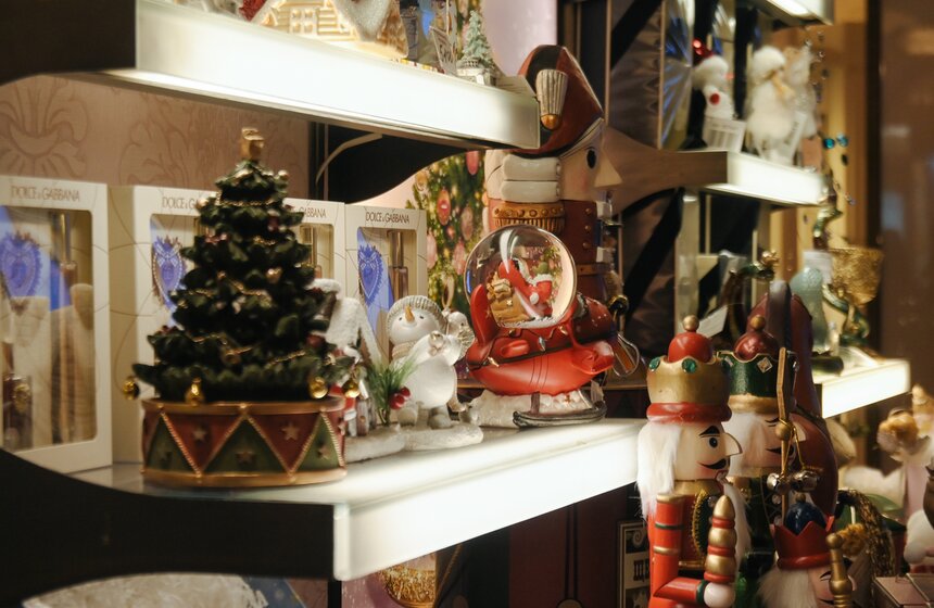 Новогодние декорации установили на центральной аллее ГУМа 7 фото