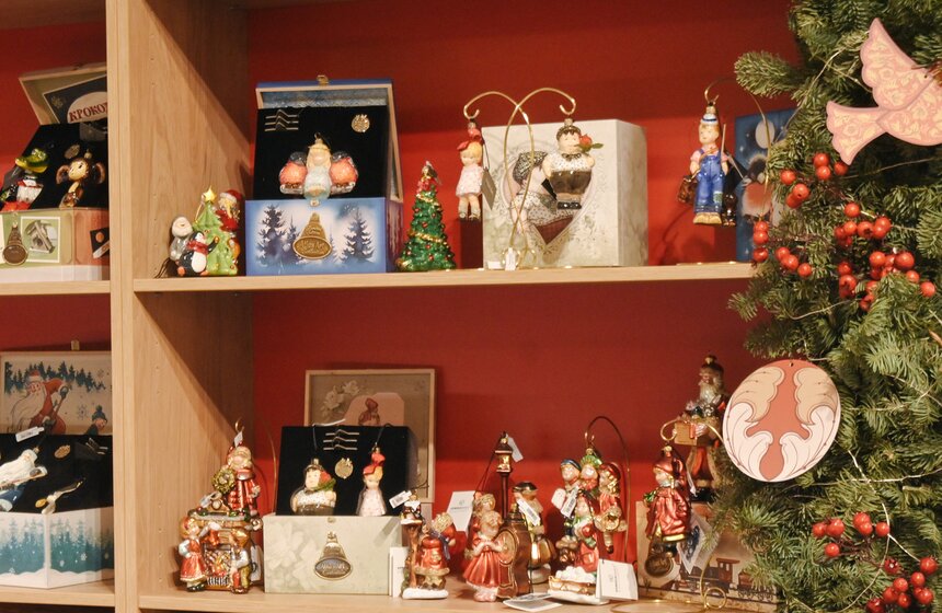 Новогодние декорации установили на центральной аллее ГУМа 24 фото