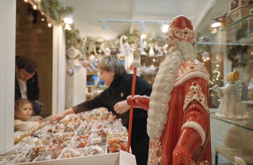 Новогодние декорации установили на центральной аллее ГУМа 10 фото