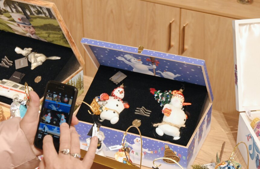 Новогодние декорации установили на центральной аллее ГУМа 15 фото