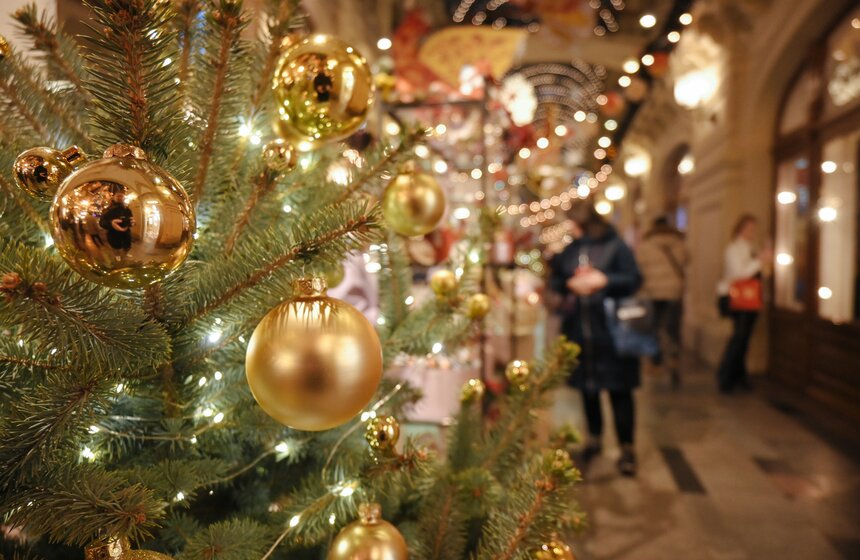 Новогодние декорации установили на центральной аллее ГУМа 12 фото