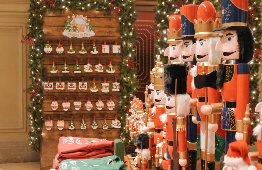 Новогодние декорации установили на центральной аллее ГУМа 22 фото