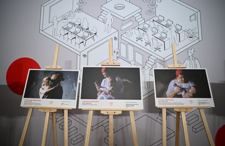 Выставка "Искусство материнства" проходит в Москве 3 фото