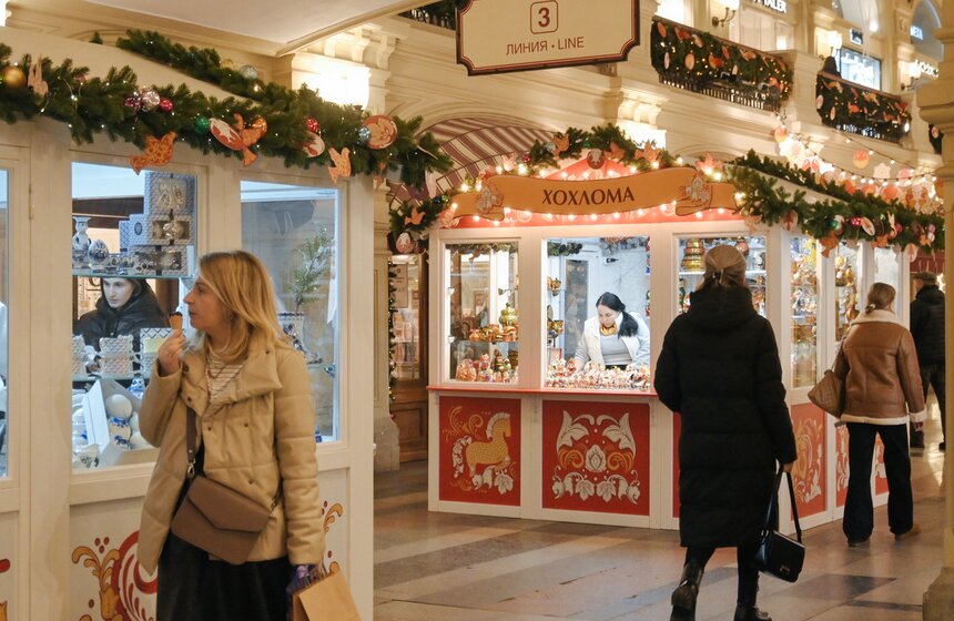 Новогодние декорации установили на центральной аллее ГУМа 13 фото