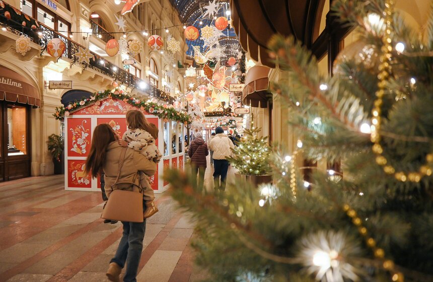 Новогодние декорации установили на центральной аллее ГУМа 6 фото