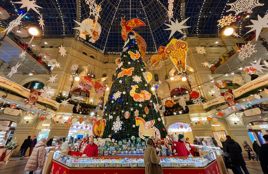 Новогодние декорации установили на центральной аллее ГУМа 1 фото