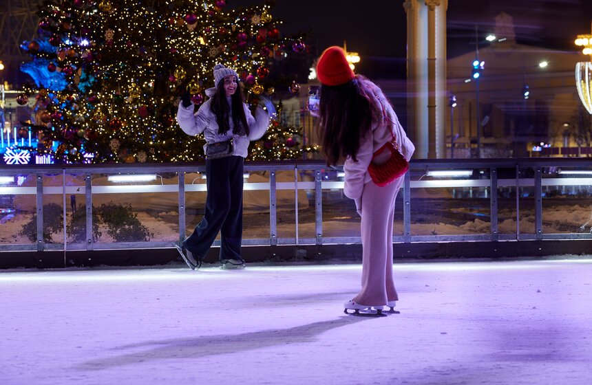 Крупнейший столичный каток на ВДНХ открылся для посетителей 15 фото