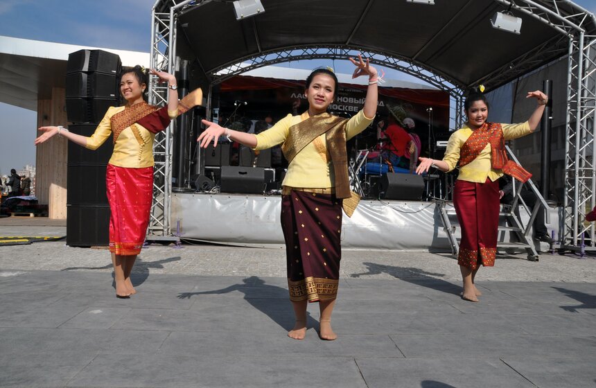 В Парке искусств "Музеон" отмечают Лаосский Новый год 12 фото