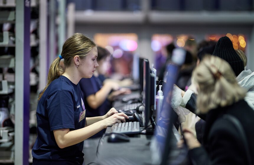 Крупнейший столичный каток на ВДНХ открылся для посетителей 10 фото