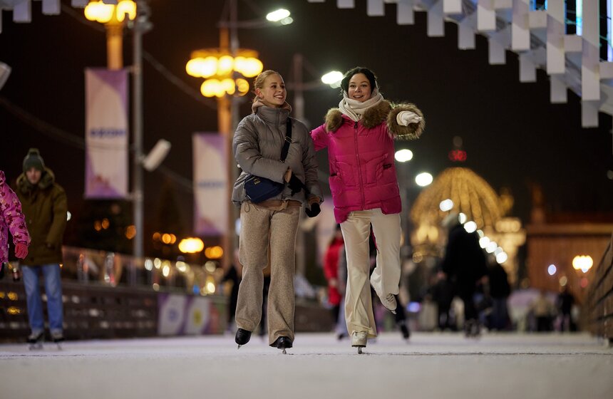 Крупнейший столичный каток на ВДНХ открылся для посетителей 14 фото