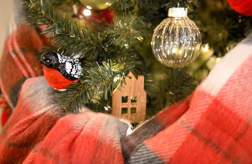 Телеканал "Москва Доверие" нарядил елку в ГУМе 4 фото