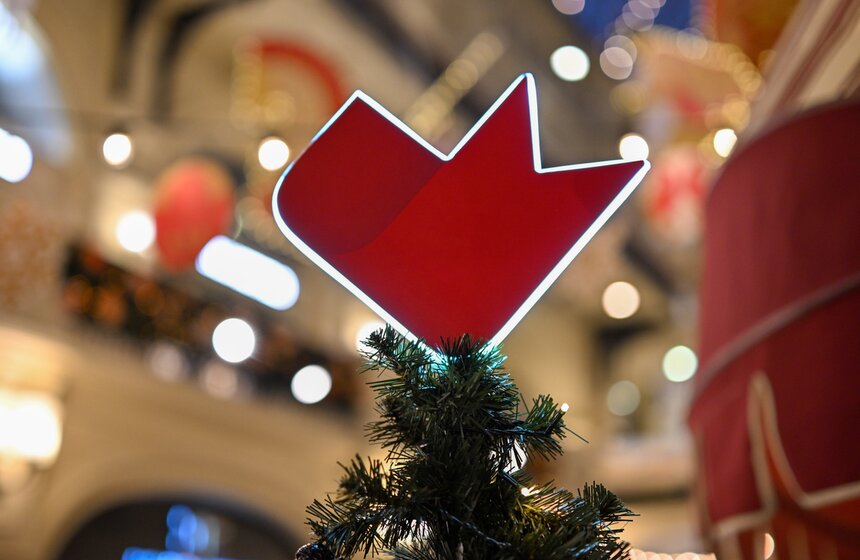 Телеканал "Москва Доверие" нарядил елку в ГУМе 6 фото