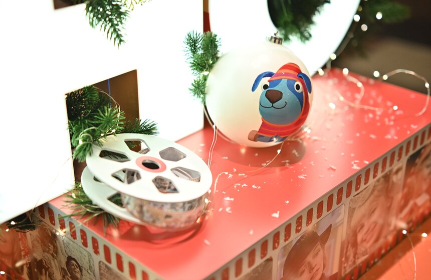 Телеканал "Москва Доверие" нарядил елку в ГУМе 13 фото