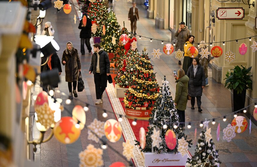 Телеканал "Москва Доверие" нарядил елку в ГУМе 10 фото