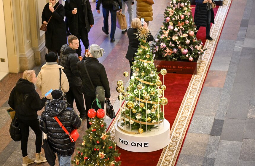 Телеканал "Москва Доверие" нарядил елку в ГУМе 2 фото