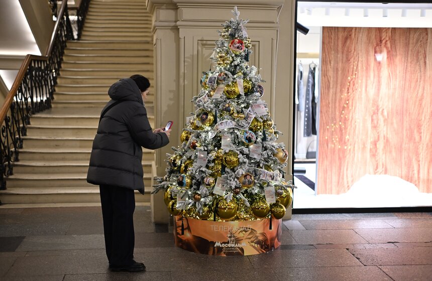 Телеканал "Москва Доверие" нарядил елку в ГУМе 16 фото