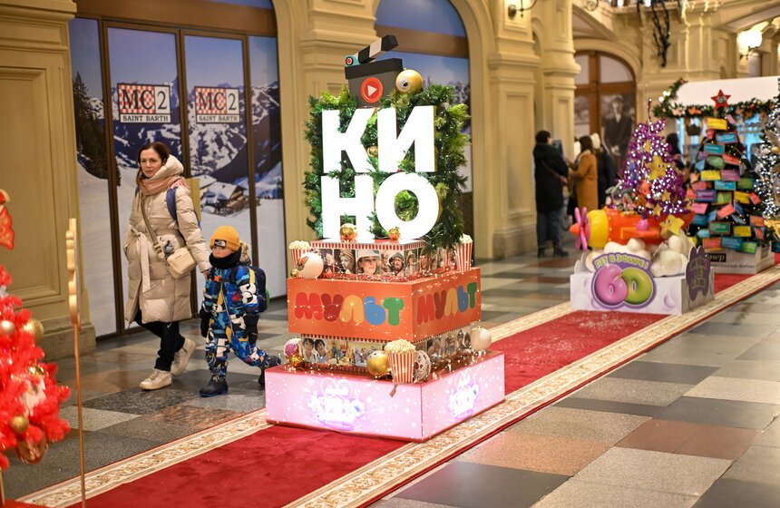 Телеканал "Москва Доверие" нарядил елку в ГУМе 11 фото