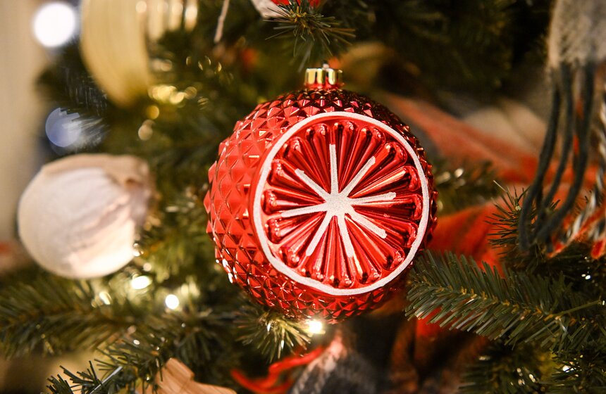 Телеканал "Москва Доверие" нарядил елку в ГУМе 5 фото