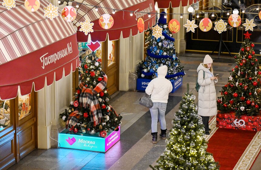 Телеканал "Москва Доверие" нарядил елку в ГУМе 20 фото