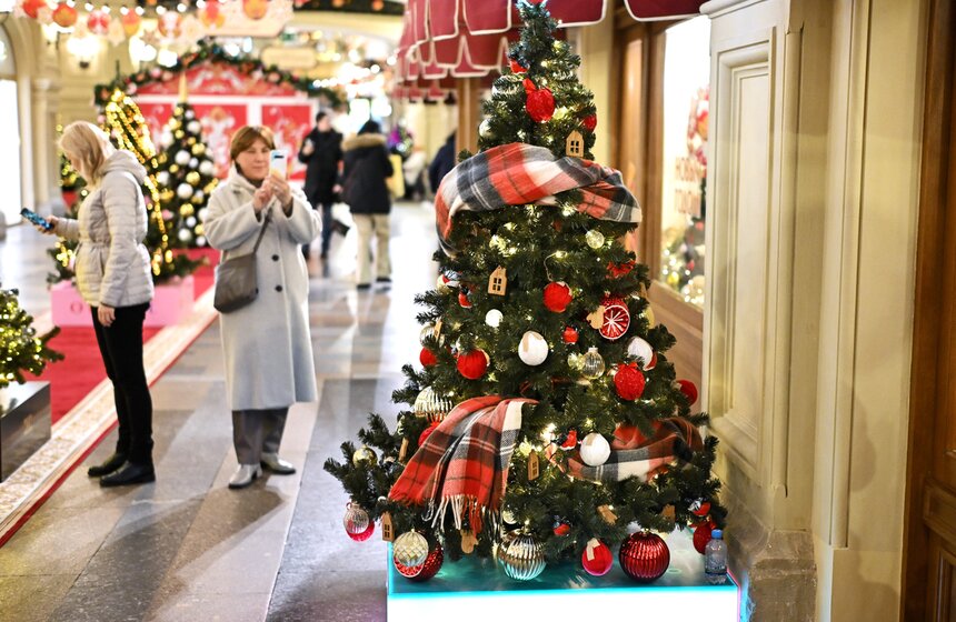 Телеканал "Москва Доверие" нарядил елку в ГУМе 8 фото