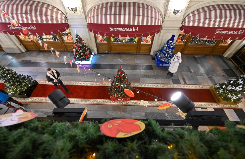 Телеканал "Москва Доверие" нарядил елку в ГУМе 15 фото