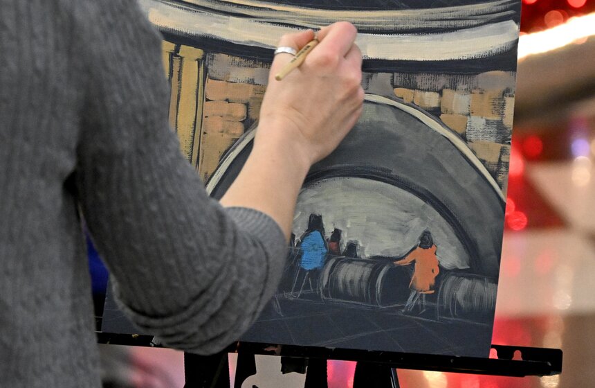 Художники проекта "Искусство в метро" создают работы на станции "Таганская" в Москве 7 фото