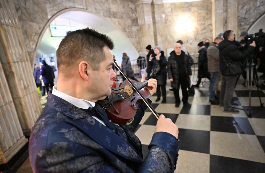 Художники проекта "Искусство в метро" создают работы на станции "Таганская" в Москве 15 фото