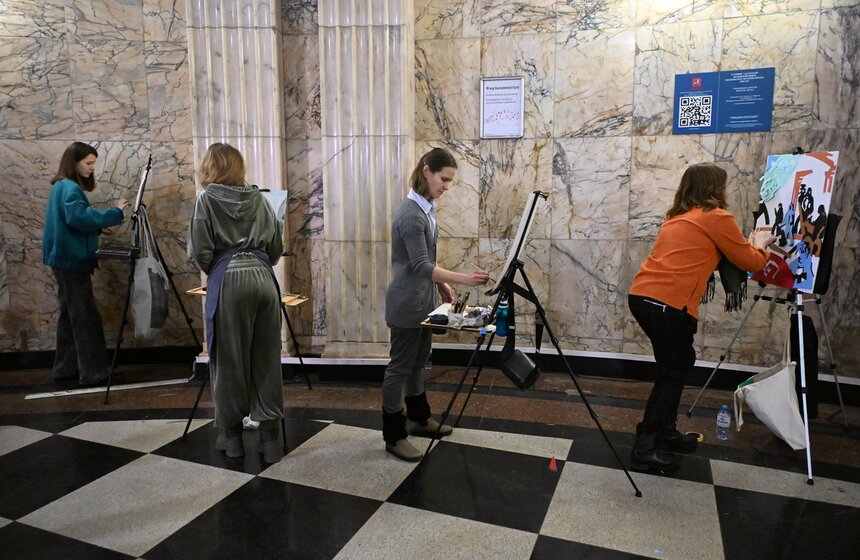 Художники проекта "Искусство в метро" создают работы на станции "Таганская" в Москве 1 фото